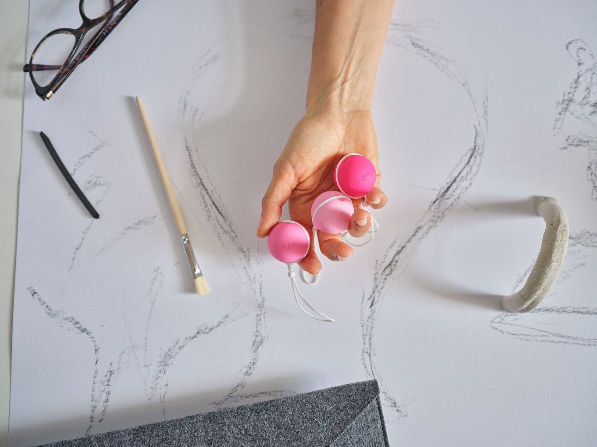 3 kegel weights in pink on a marbel white background. Enjoy a strong pelvic floor . מוצרי המחזור הרב פעמים הכי טובים ונוחים בישראל, תחזקי את רצפת האגן שלך עם אהבה