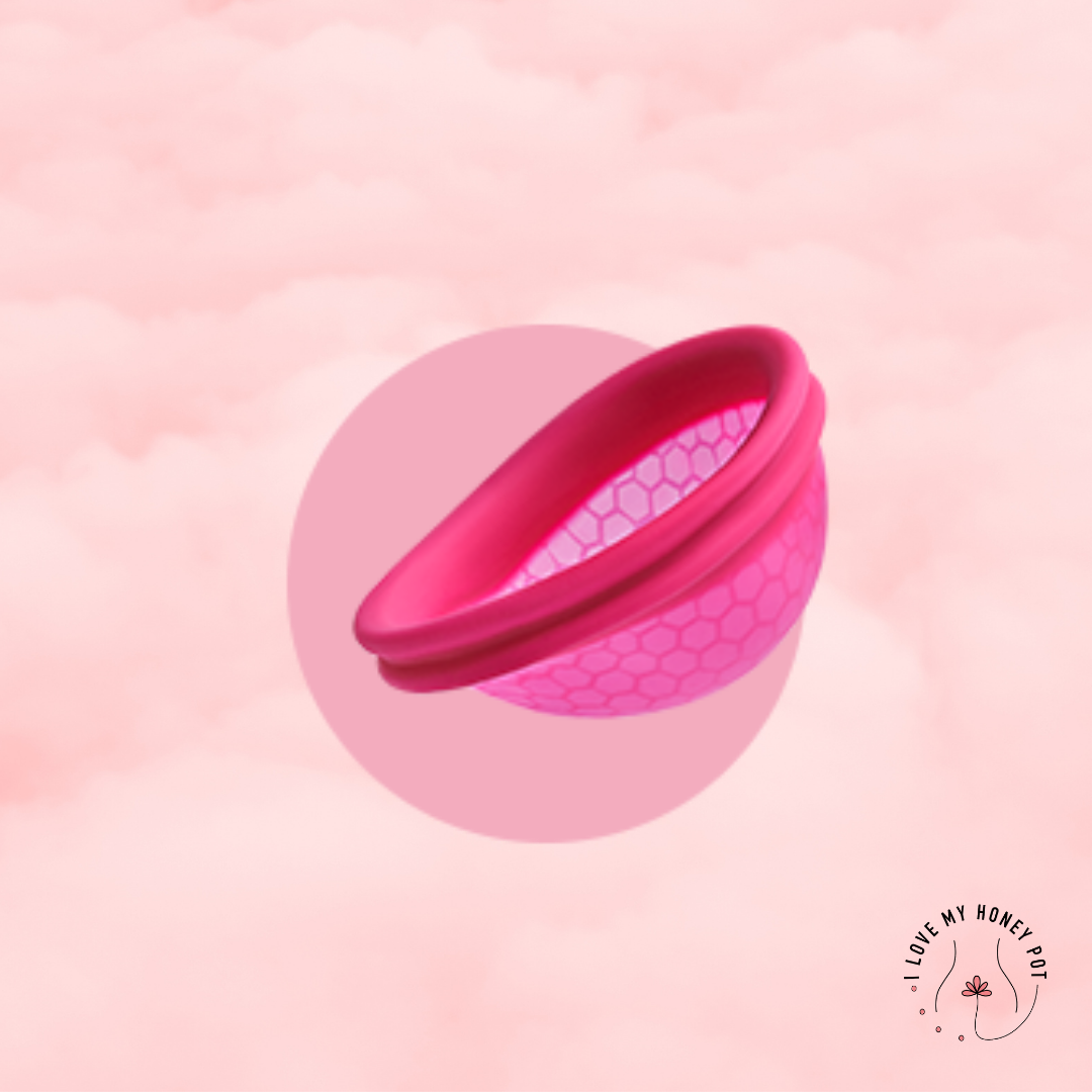 כOur number one menstrual disc and the only one that can be used to enjoy mess-free period sex, while providing all the perks of a cup! The Ziggy Cup is made of petal-thin silicone that can’t be felt no matter what you’re doing. The Ziggy here to comfort you for up to 8 hours, give you a different kind of freedom and the self confidence you deserve! הגביעונית או כוס מחזור הכי טובה ונוחה בארץ תמונה של איך משתמשים במוצר
