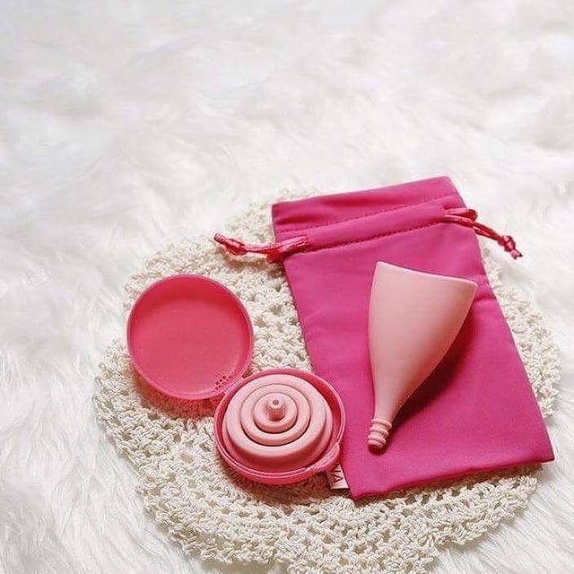 Our Lily Itimina is the only cup that rolls as thin as a tampon with a high capacity that lets you forget you’re on your period! Lily cups is perfect from the lightest to heaviest flow that allows you to enjoy 12 hours of protection 100% medical grade silicone Ultra-smooth design Ultra-flexible design Slanted rim (so convenient in public places). picture of menstrual cup עונית או גביעוניות הכי נוחות וטובות בישראל, הגיע הזמן שתהני ממחזור שלך עם הכוס הכי מתאימה