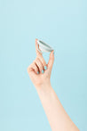 יד מחזיקה את ההלו דיסק למחזור גביעונית על רקע כחול