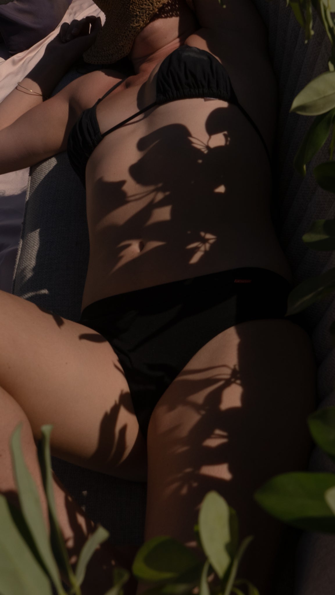 תחתוני מחזור וגביעוניות women with menstrual wuka underwear laying in the shade