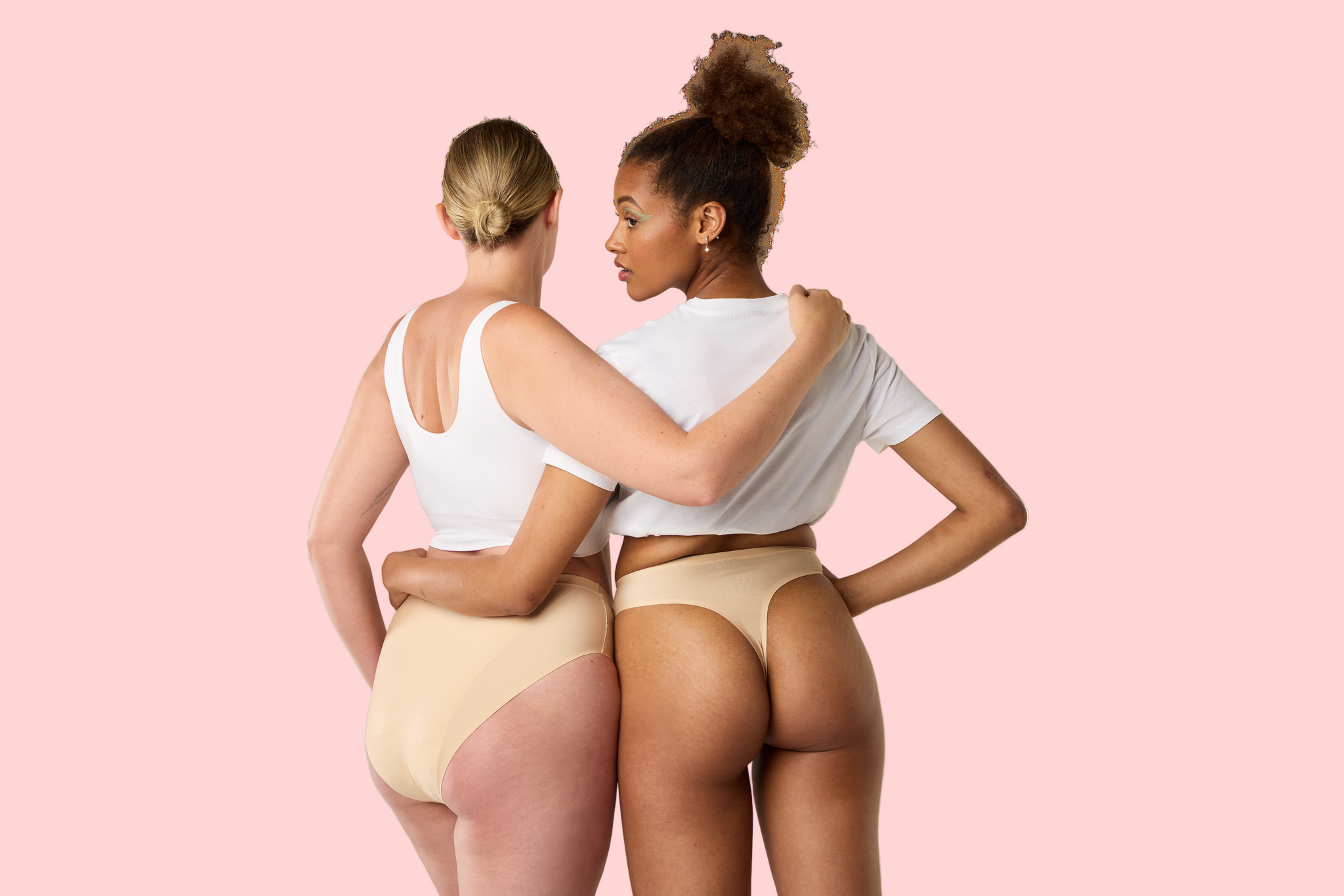 נשים בתחתוני מחזור וחוטיני מחזור