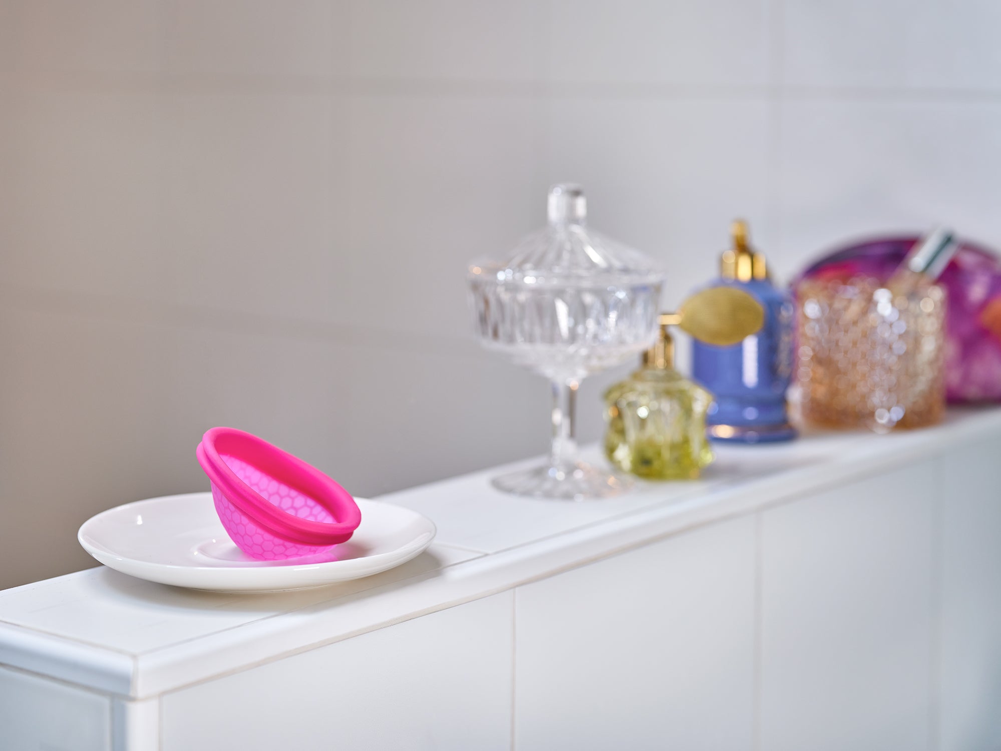 period disc in a white bathroom. Our number one menstrual disc and the only one that can be used to enjoy mess-free period love, while providing all the perks of a cup! The Ziggy Cup is made of petal-thin silicone that can’t be felt no matter what you’re doing. הגביעונית מחזור או דיסק מחזור הכי טוב ונוח בארץ, תשדרגי את הווסת שלך עם הכביעונית הכי טובה